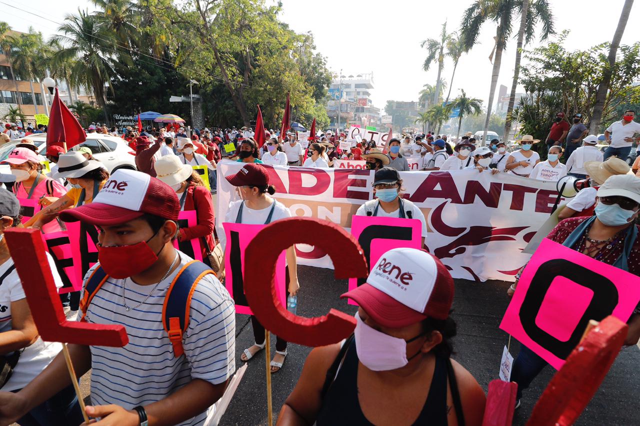 Adela Román y miles de guerrerenses marchan en repudio al INE y en